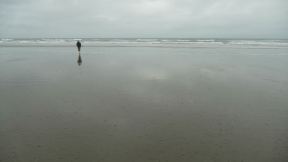 Low tide is offering a huge beach. The feet sink into the sand a few mm. Wonderful feeling.